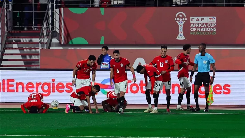 كيف أنقذ ثنائي الوسط منتخب مصر أمام زيمبابوي؟ حمادة صدقي يوضح