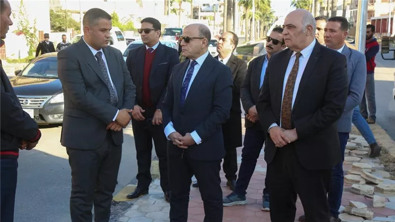 محافظ كفرالشيخ يتفقد أعمال تركيب أعمدة الإنارة العامة بمصيف بلطيم