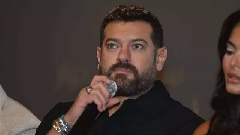 «كأنه واحد تاني».. عمرو يوسف يشارك جمهوره صورة نادرة مع والده