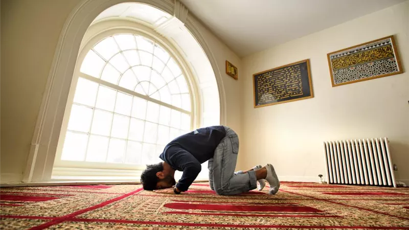 هل يجوز قضاء الصلوات الفائتة بأكثر من يوم؟.. أمين الفتوى يرد