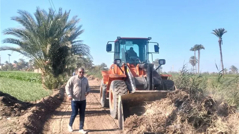رئيس الوحدة المحلية بإهناسيا يتابع ملفات التصالح ويلتقي المواطنين مباشرة
