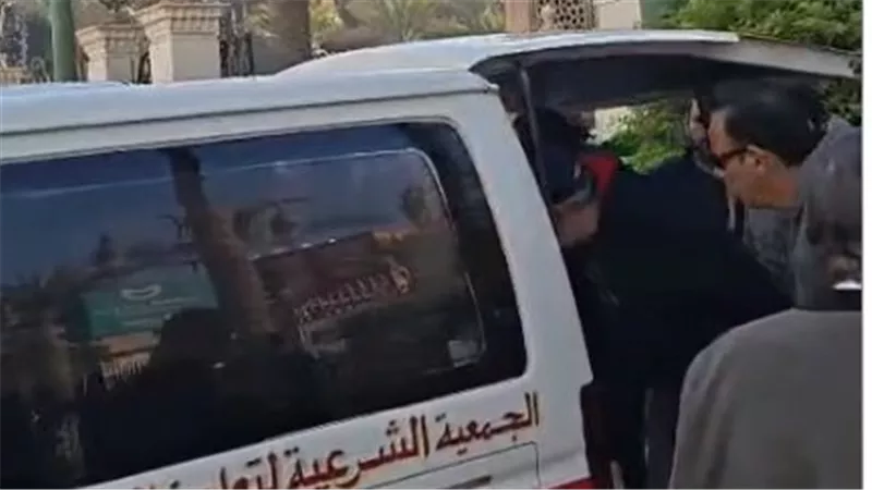 وصول جثمان الفنان طارق الأمير مسجد الرحمن الرحيم لأداء صلاة الجنازة عليه