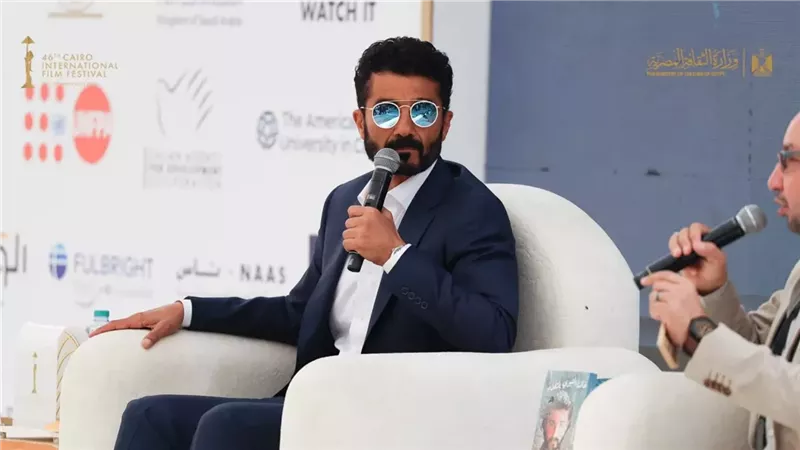 «مش بفتح واتساب».. خالد النبوي يحرج معجبا في عزاء سمية الألفي|فيديو