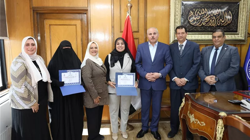  ​رئيس جامعة قناة السويس يُكرم الفائزين بجائزة الأداء المتميز 