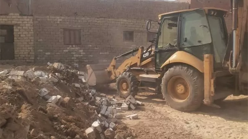 بناءً على توجيهات المحافظ.. إزالة حالتي تعدٍ بالبناء بمدينة طامية بالفيوم 