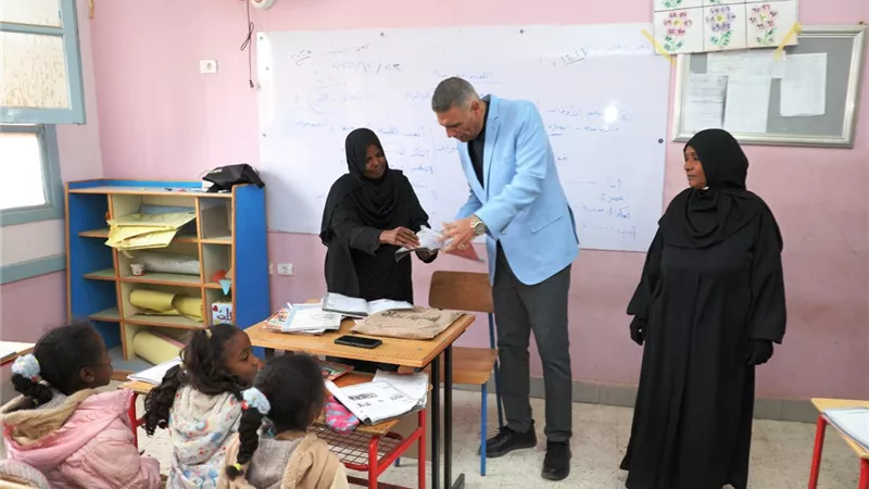محافظ أسوان يقرر صرف مكافأة مالية لمديرة مدرسة والعاملين
