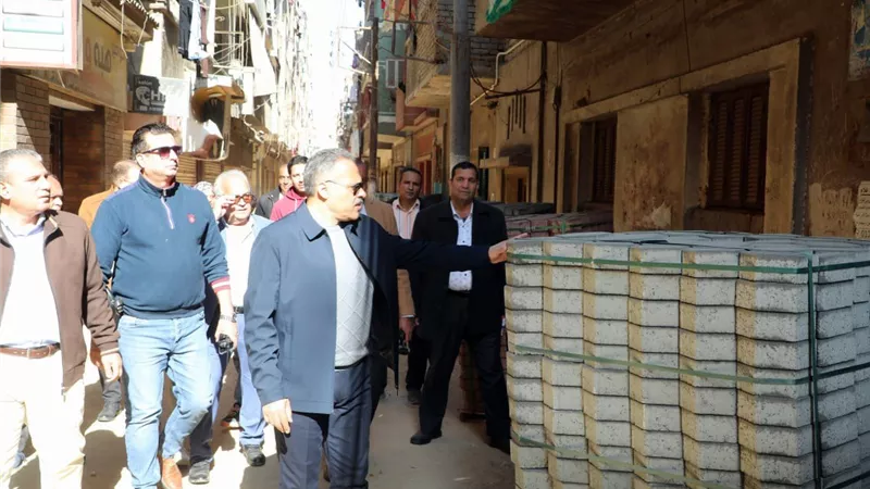 محافظ الشرقية: تركيب بلاط الإنترلوك لرفع كفاءة الشوارع وتيسير الحركة| صور
