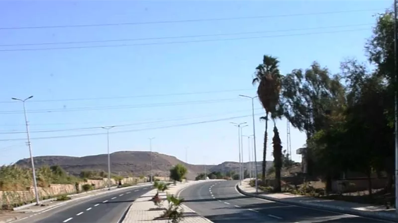 محافظ أسوان يوجه برفع كفاءة الشوارع وإعادة الشىء لأصله بالطرق 