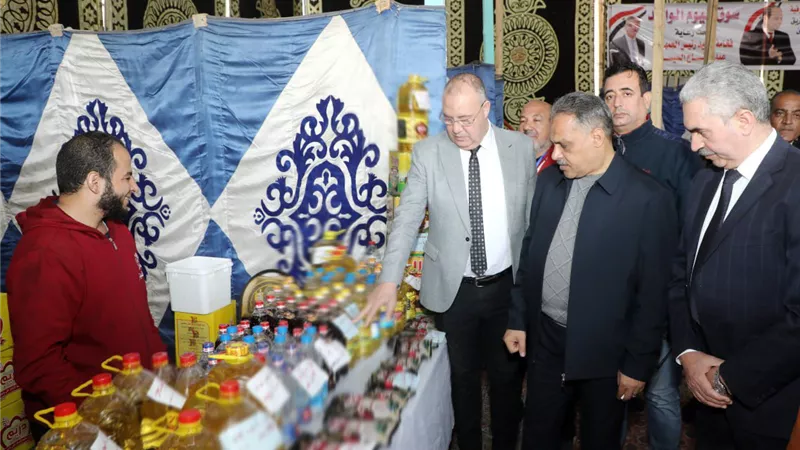 تخفيض كبير.. محافظ الشرقية يتابع حركة البيع والشراء بسوق اليوم الواحد|صور