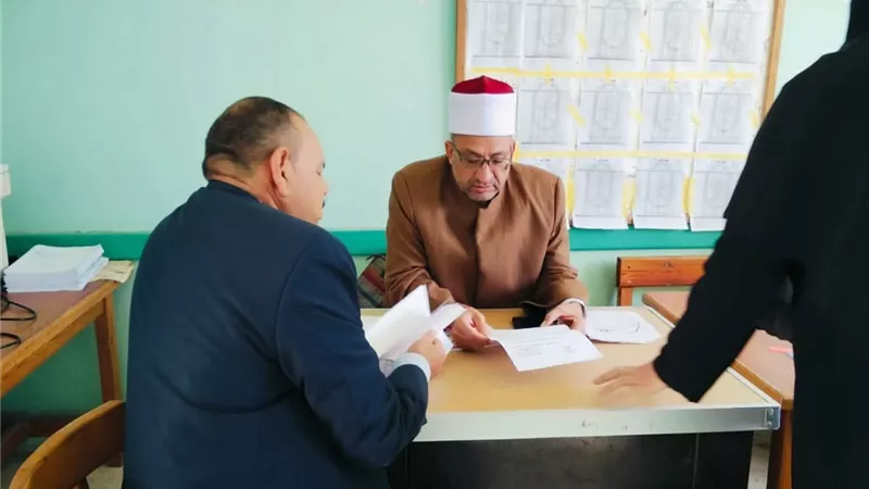 رئيس إدارة كفرالشيخ الأزهرية يتفقد امتحانات النقل الثانوي بلجان بلطيم 
