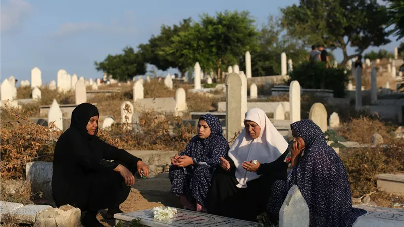 هل توزيع الصدقات عند زيارة المقابر بدعة؟ دار الإفتاء تجيب