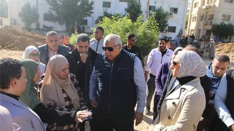 محافظ الوادي الجديد يتابع بدء إنشاء مبنى العيادات الخارجية بالتأمين الصحي
