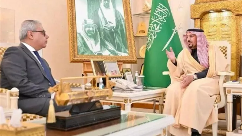 سفير مصر لدى السعودية يلتقي الجالية المصرية في «القصيم»