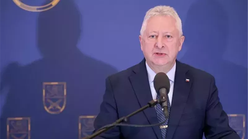 لوموند: وزير الدفاع التشيكي يتعرض للإهانة بسبب تصريحاته حول أوكرانيا