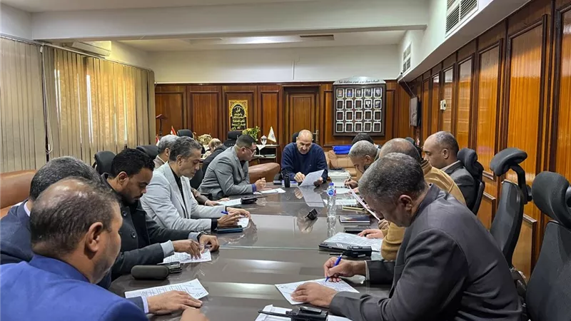 قنا تبحث مع هيئة سلامة الغذاء آليات تشديد الرقابة على شركات الأغذية