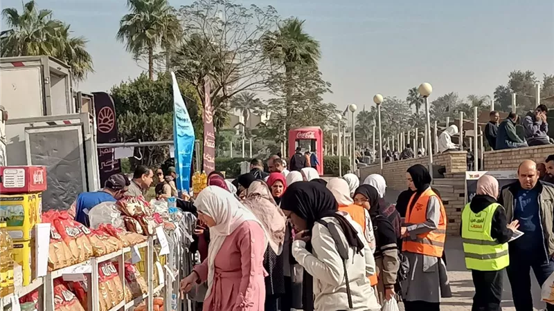 سيارات لبيع اللحوم والسلع الغذائية بجامعة العاصمة| تفاصيل