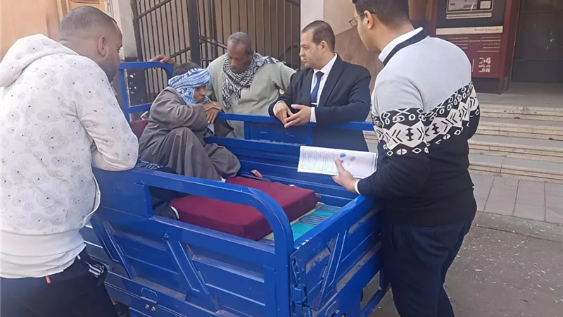 مديرية العمل بالأقصر تسلم عقد عمل لشاب من ذوي الهمم دعمًا لجهود الدمج