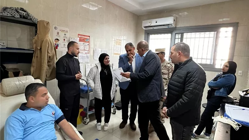 طلاب التربية العسكرية بجامعة كفر الشيخ يشاركون في حملة التبرع بالدم 
