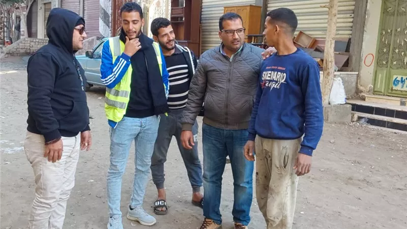 حملات لطرق أبواب لتعريف المواطنين بمشروعات الصرف الصحي بسنورس بالفيوم