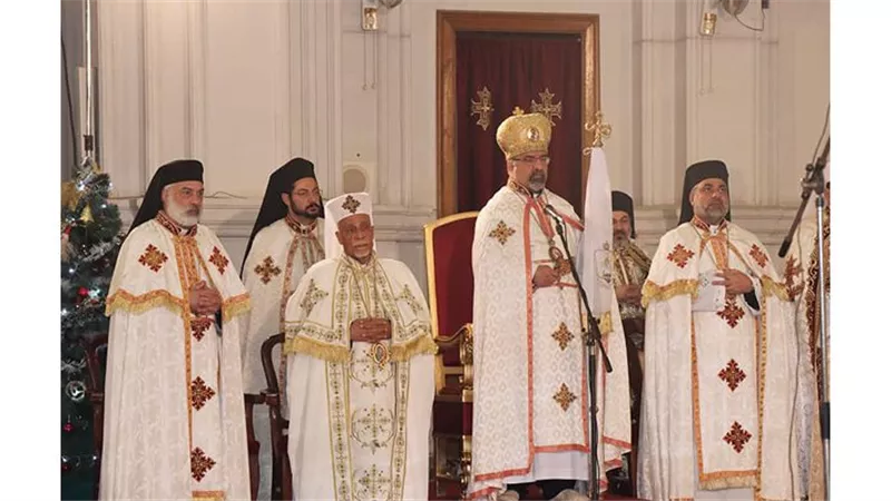 التونية وعصا الرعاية.. أسرار الزي الطقسي لبطريرك الكاثوليك في ليلة الميلاد