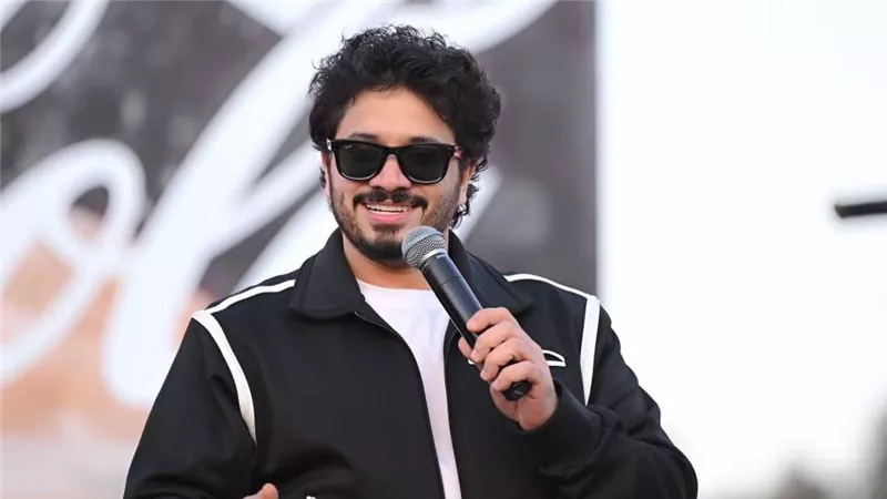 مصطفى حجاج يتألق بحفل «كريسماس» ضخم لطلاب عين شمس الأهلية| صور