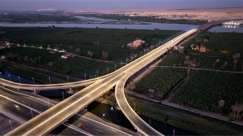 محور الفشن الحر.. شريان تنموي جديد يربط شرق وغرب النيل ببني سويف| صور 