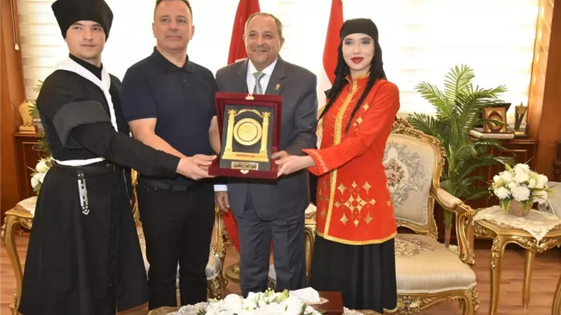 محافظ بورسعيد يلتقي الوفود الأجنبية المشاركة في احتفالات العيد القومي