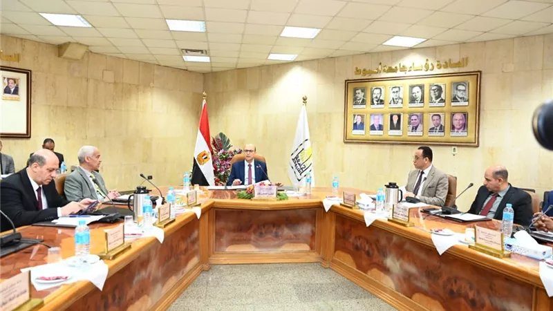 الطقس والتدخين ومدونة السلوكيات علي مائدة مجلس جامعة أسيوط 
