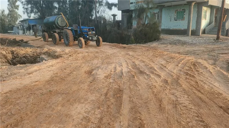 وحدة الرحمانية المحلية تواصل أعمال التمهيد للرصف بطريق قرية الطويلة| صور