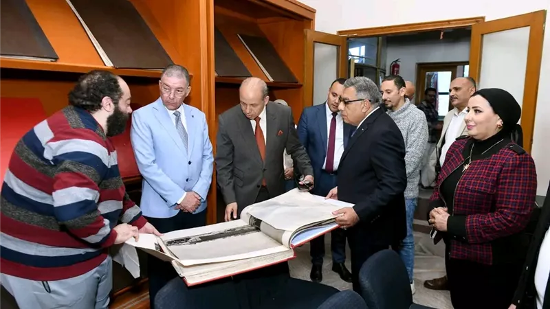  محافظ الدقهلية ورئيس جامعة المنصورة يتفقدان مكتبة مصر العامة 