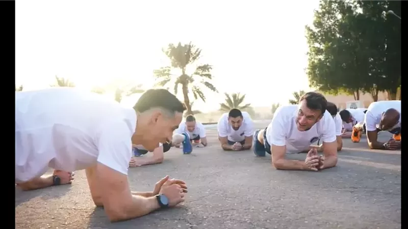ماكرون يستعرض لياقته البدنية مع جنود فرنسا في أبوظبي|فيديو