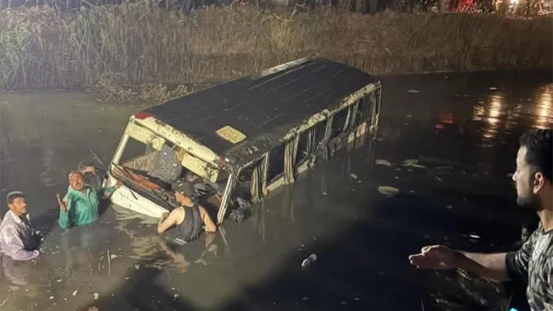 إصابة ثلاثة أشخاص بينهم طفل رضيع في حادث انقلاب ميكروباص  بالمنزلة