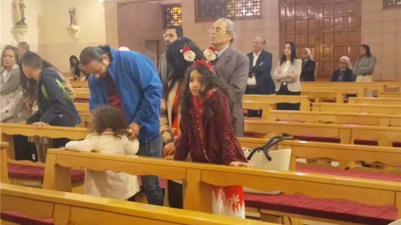 كاتدرائية القيامة بالإسكندرية تضئ أنوارها احتفالاً بعيد الميلاد المجيد
