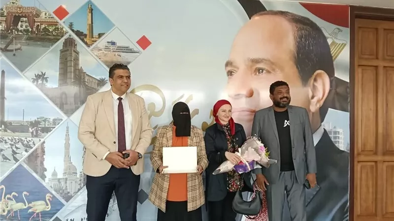 محافظ بورسعيد يكرم إيمان حسنين الموظفة المثالية بمديرية الشباب والرياضة