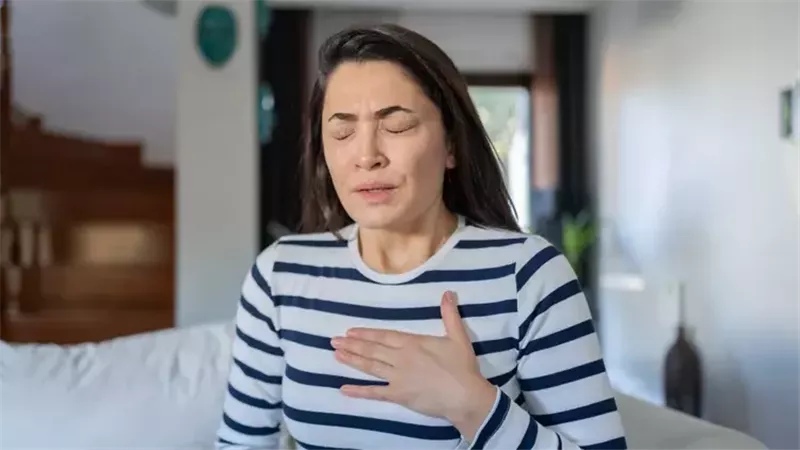 هل يمكن أن يسبب القلق ألمًا في الصدر؟.. إليك الأسباب 
