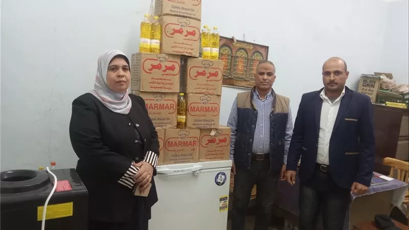 ضبط بائع وبحوزته 102 زجاجة زيت طعام مجهولة المصدر في الوادي الجديد