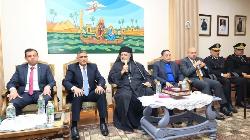 محافظ الجيزة يزور الكنيسة الكاثوليكية لتهنئة الأقباط بعيد الميلاد المجيد