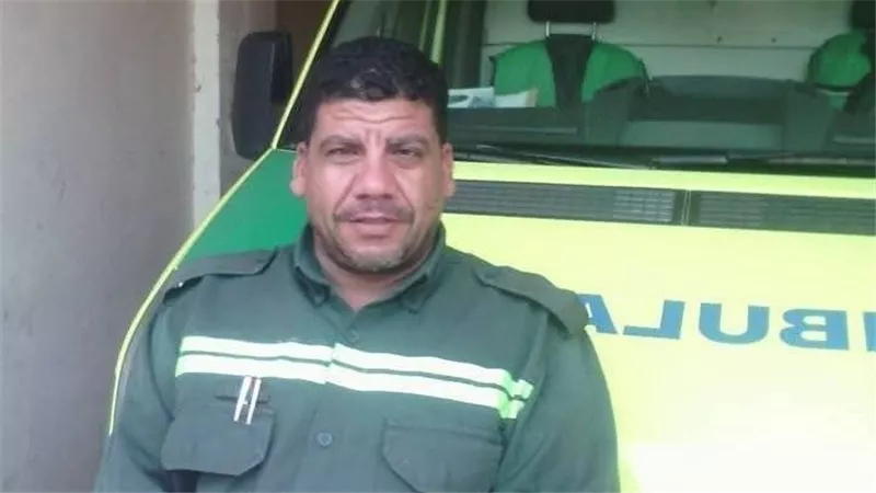 مسعف يعيد الحياة لطفل.. استخرج جسما غريبا من حلقه