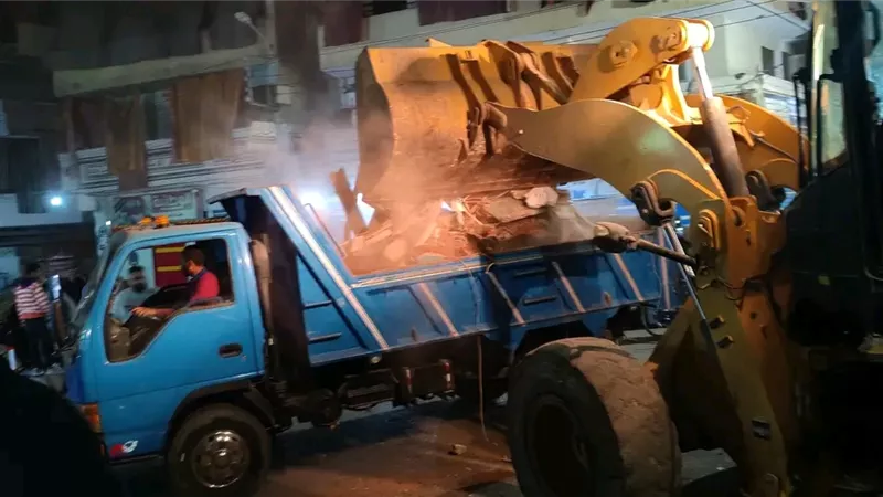 بدء رفع أنقاض عقار المنصورة بعد انفجار أسطوانة غاز 