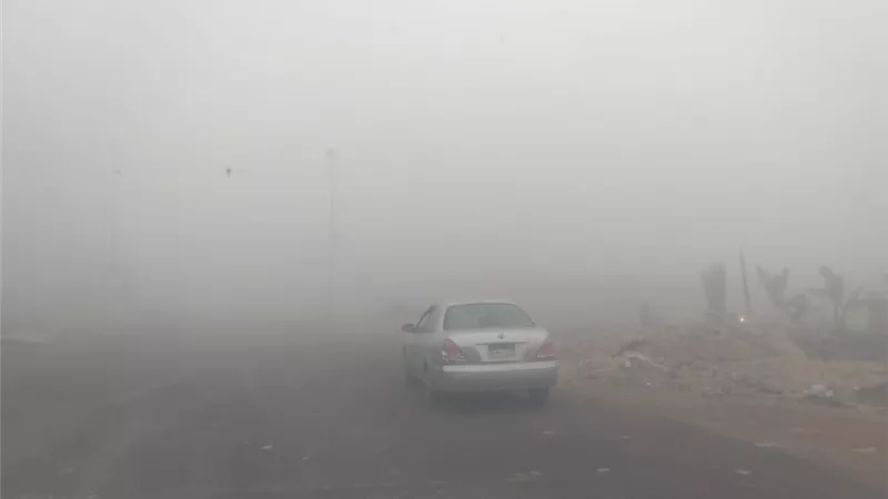 شبورة مائية كثيفة بمنطقة أكتوبر.. والمرور يحذر قائدي المركبات| صور