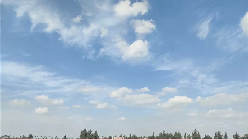 طقس مائل للدفء نهارًا شديد البرودة ليلًا بالبحيرة 