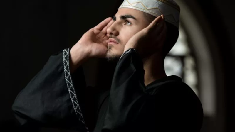 ما حكم النظر للسماء أثناء الصلاة؟ أمين الفتوى يجيب