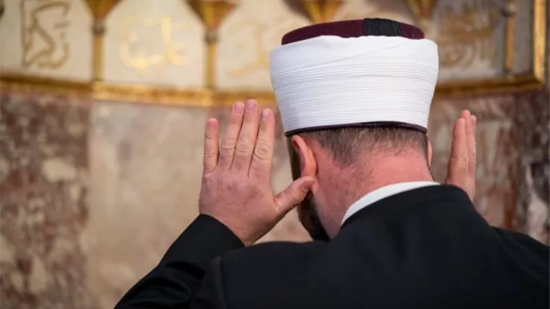حكم نسيان رفع اليدين عند تكبيرة الإحرام.. هل تبطل الصلاة؟
