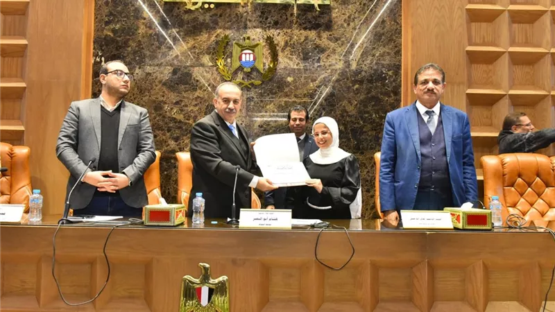 محافظ أسيوط يكرم طالبين لتفوقهما في مسابقات الابتكار والتكنولوجيا محليًا 