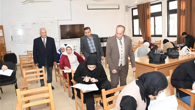 بدون ضجيج .. انطلاق امتحانات التيرم الأول بكلية الألسن قناة السويس 