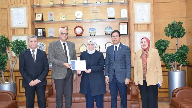 مجلس جامعة بنها يكرم الكليات الفائزة بمسابقة أفضل المواقع الإلكترونية