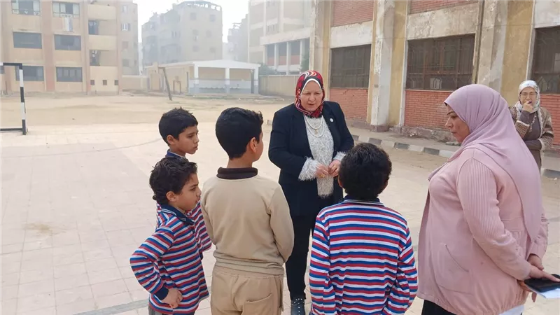 وكيل «تعليم بني سويف» تتابع الانضباط المدرسي ميدانيًا
