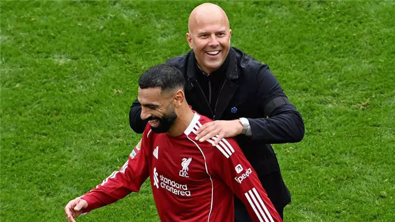 «صلاح يمنح ليفربول التفاؤل».. سلوت يرد على الانتقادات ضد الفريق