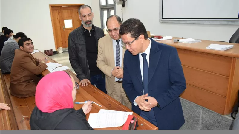 رئيس جامعة بنها يتابع امتحانات كلية الحقوق بالعبور 