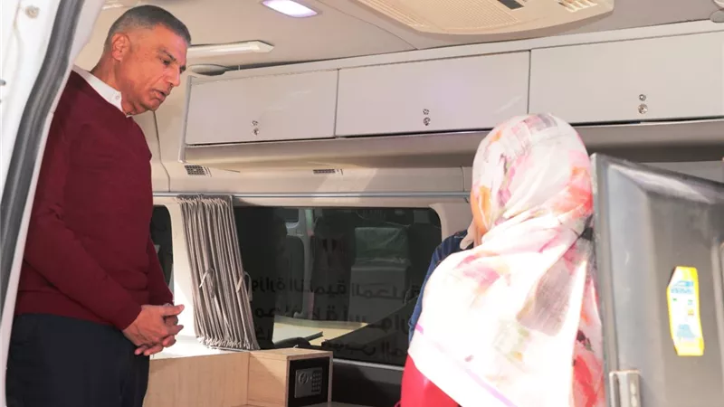 «مكتب متنقل» ينهي معاناة أهالي أسوان في استخراج الأوراق الرسمية